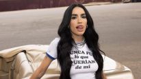 Lali acompañó su vestimenta con un maquillaje a tono con los colores de la Navidad