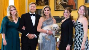 Máxima Zorreguieta y el rey Guillermo con sus hijas