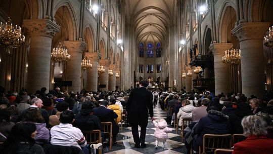 Notre Dame celebró por primera vez la Navidad luego del incendio de 2019