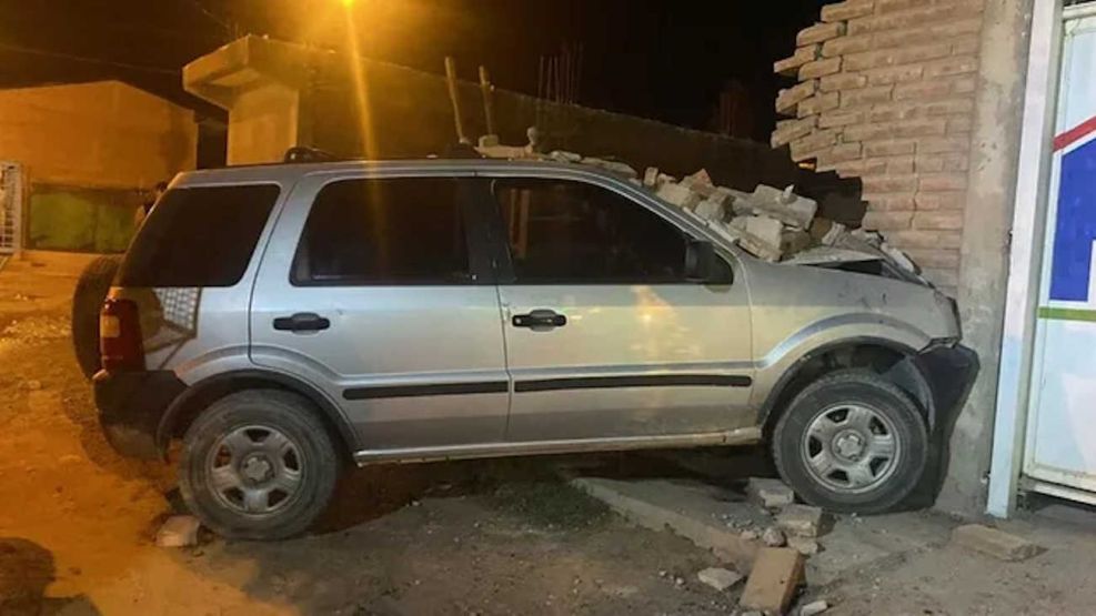 Sin ropa y borrachos, chocaron contra el frente de una casa durante los festejos de Navidad en Neuquén 20241225