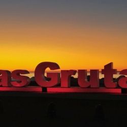 La Grutas, en el norte de la Patagonia, tiene buena pesca en un lugar paradisíaco, con playas llenas de formaciones rocosas rojizas del período precámbrico.