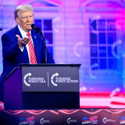 El presidente electo de Estados Unidos, Donald Trump, habla durante el AmericaFest 2024 anual de Turning Point en Phoenix, Arizona. | Foto:JOSH EDELSON / AFP
