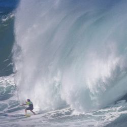 El surfista hawaiano Mason Ho atrapa una ola durante el torneo Rip Curl Eddie Aikau Big Wave Invitational 2024 en la costa norte de Oahu, Hawaii. | Foto:Brian Bielmann / AFP