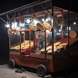 Esta fotografía muestra a un vendedor afgano que vende panes planos tradicionales, conocidos localmente como naan, mientras espera a los clientes en una carretera en Kabul. | Foto:WAKIL KOHSAR / AFP