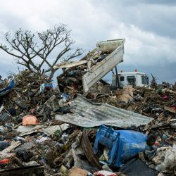 Esta fotografía muestra un camión descargando basura en un vertedero en la ciudad de Tsountsou, en el territorio francés de Mayotte en el océano Índico. | Foto:Patrick Meinhardt / AFP