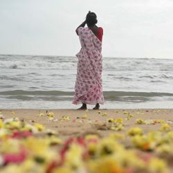 Flores esparcidas en la playa después de que las mujeres realizaran rituales durante una ceremonia celebrada en honor a las víctimas del tsunami del Océano Índico de 2004, en la playa de Pattinapakkam en Chennai, India. | Foto:R. Satish Babu / AFP