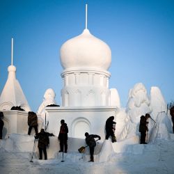 Hombres trabajan en esculturas de hielo durante la 37ª Exposición Internacional de Arte de Esculturas de Nieve de la Isla del Sol en Harbin, en la provincia nororiental china de Heilongjiang. | Foto:AFP