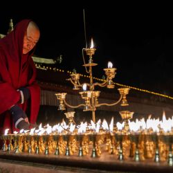 Imagen de un monje encendiendo lámparas de mantequilla en el Templo Jokhang, en Lhasa, capital de la región autónoma de Xizang, en el suroeste de China. | Foto:Xinhua/Tenzing Nima Qadhup