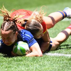 La francesa Perrine Fagnen (izq.) marca un try durante el partido de rugby femenino del grupo C HSBC World Rugby Sevens Series entre Francia y España en el estadio de Ciudad del Cabo. | Foto:Rodger Bosch / AFP