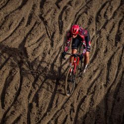 La holandesa Leonie Bentveld compite en la etapa 6 (de 12) de la carrera Elite Femenina de la Copa del Mundo UCI en el evento de ciclismo de ciclocross de la Copa del Mundo en Zonhoven. | Foto:JASPER JACOBS / Belga / AFP
