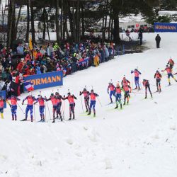 Los atletas compiten en la salida en masa de la prueba masculina de 15 km de la Copa del Mundo de Biatlón IBU en Le Grand Bornand, cerca de Annecy, sureste de Francia. | Foto:OLIVIER CHASSIGNOLE / AFP