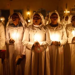 Los fieles de la Misión de la Iglesia Africana Legio María asisten a la misa de vigilia de Nochebuena en la parroquia de Santa Elena Mathare, en el asentamiento informal de Mathare en Nairobi, Kenia. | Foto:SIMON MAINA / AFP