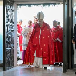 Esta fotografía tomada y distribuida por The Vatican Media muestra al Papa Francisco abriendo una Puerta Santa en la Penitenciaría de Rebibbia el día de San Esteban en Roma como parte del Año Jubilar Católico. | Foto:Handout / VATICAN MEDIA / AFP