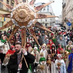 Ucranianos vestidos con trajes tradicionales participan en una procesión en Lviv, en medio de la invasión rusa de Ucrania. | Foto:YURIY DYACHYSHYN / AFP