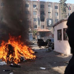 Un hombre observa cómo arde una pila de drogas ilícitas, mientras las nuevas autoridades sirias queman drogas supuestamente confiscadas a una división de seguridad, en Damasco, Siria. | Foto:OMAR HAJ KADOUR / AFP