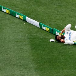 Virat Kohli de India atrapa la pelota en el primer día del cuarto partido de prueba de cricket entre Australia e India en el Melbourne Cricket Ground (MCG) en Melbourne. | Foto:Martin Keep / AFP