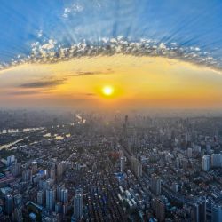 Vista aérea tomada con un dron de la ciudad al atardecer, en Guangzhou, en la provincia de Guangdong, en el sur de China. | Foto:Xinhua/Liu Dawei