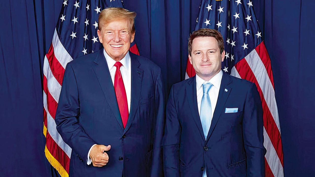 Alex Campbell con Donald Trump. | Foto:Cedoc.