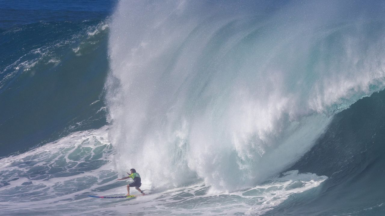 El surfista hawaiano Mason Ho atrapa una ola durante el torneo Rip Curl Eddie Aikau Big Wave Invitational 2024 en la costa norte de Oahu, Hawaii. | Foto:Brian Bielmann / AFP