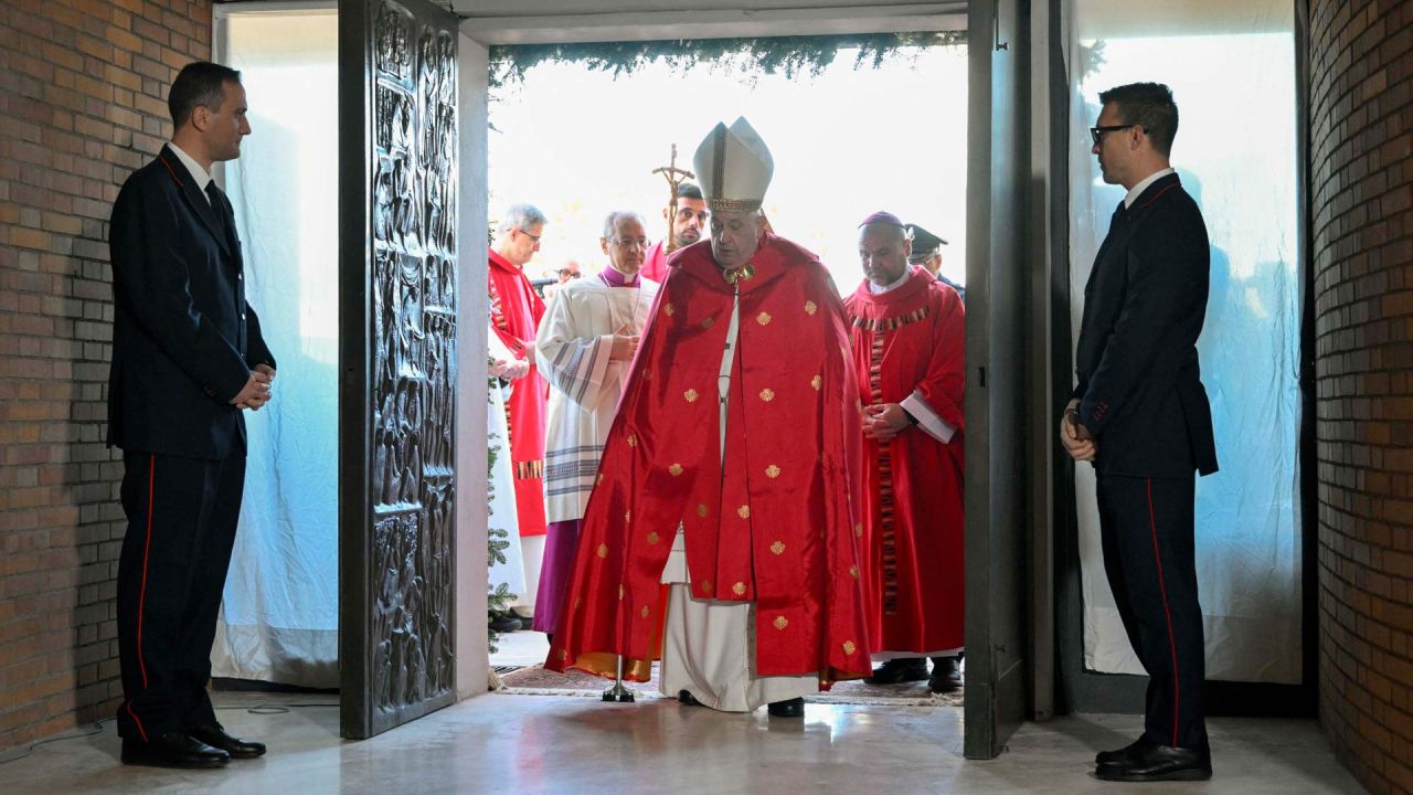 Esta fotografía tomada y distribuida por The Vatican Media muestra al Papa Francisco abriendo una Puerta Santa en la Penitenciaría de Rebibbia el día de San Esteban en Roma como parte del Año Jubilar Católico. | Foto:Handout / VATICAN MEDIA / AFP