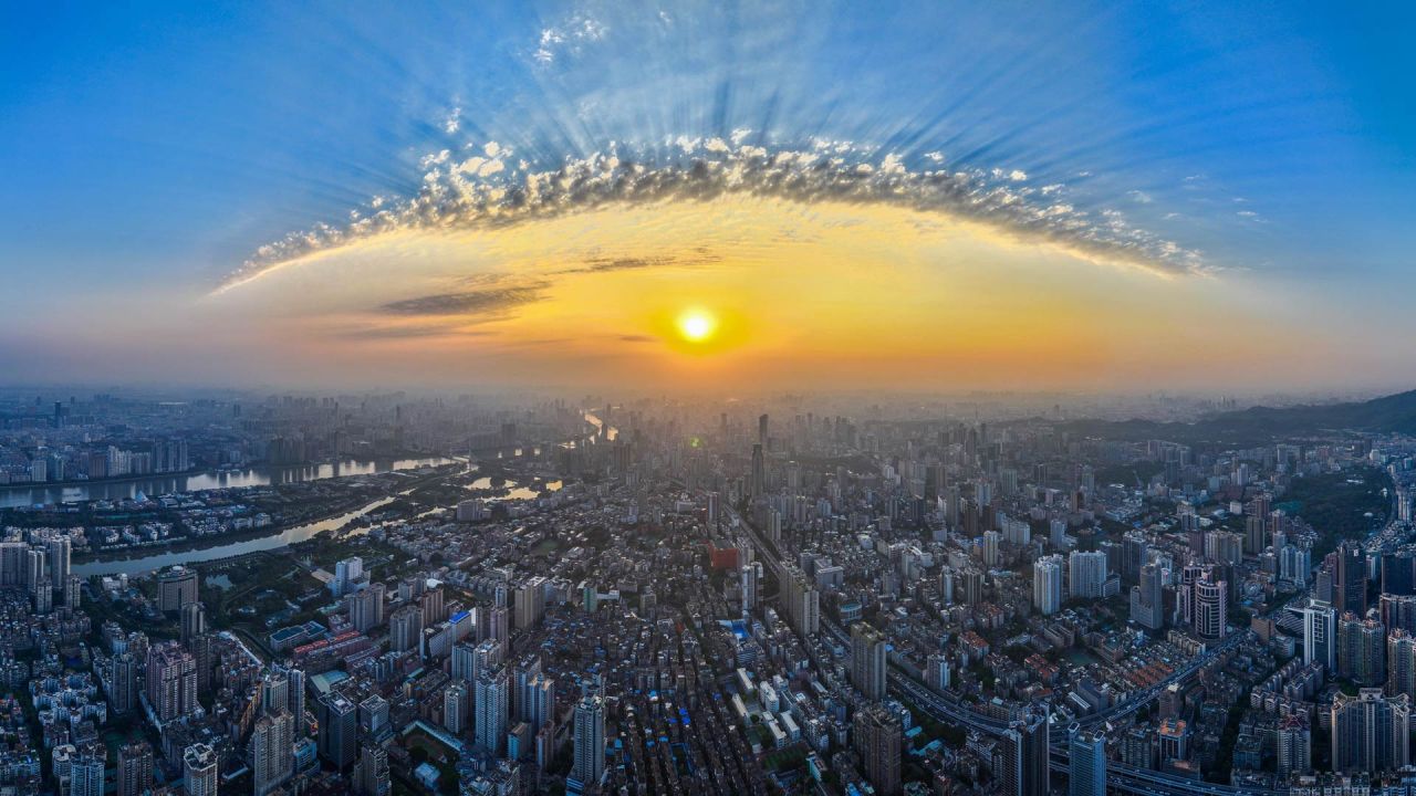 Vista aérea tomada con un dron de la ciudad al atardecer, en Guangzhou, en la provincia de Guangdong, en el sur de China. | Foto:Xinhua/Liu Dawei