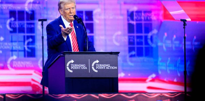 El presidente electo de Estados Unidos, Donald Trump, habla durante el AmericaFest 2024 anual de Turning Point en Phoenix, Arizona.