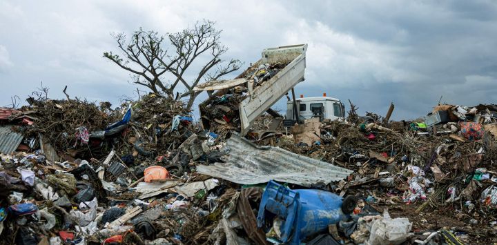 Esta fotografía muestra un camión descargando basura en un vertedero en la ciudad de Tsountsou, en el territorio francés de Mayotte en el océano Índico.