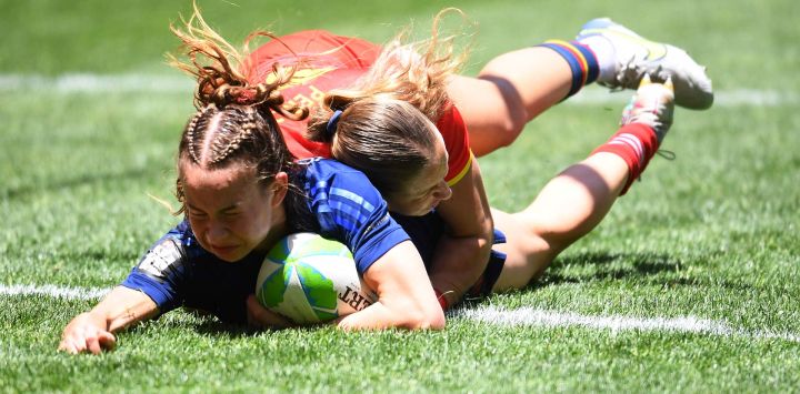 La francesa Perrine Fagnen (izq.) marca un try durante el partido de rugby femenino del grupo C HSBC World Rugby Sevens Series entre Francia y España en el estadio de Ciudad del Cabo.