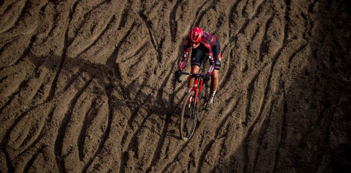 La holandesa Leonie Bentveld compite en la etapa 6 (de 12) de la carrera Elite Femenina de la Copa del Mundo UCI en el evento de ciclismo de ciclocross de la Copa del Mundo en Zonhoven.