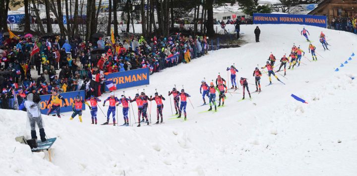 Los atletas compiten en la salida en masa de la prueba masculina de 15 km de la Copa del Mundo de Biatlón IBU en Le Grand Bornand, cerca de Annecy, sureste de Francia.