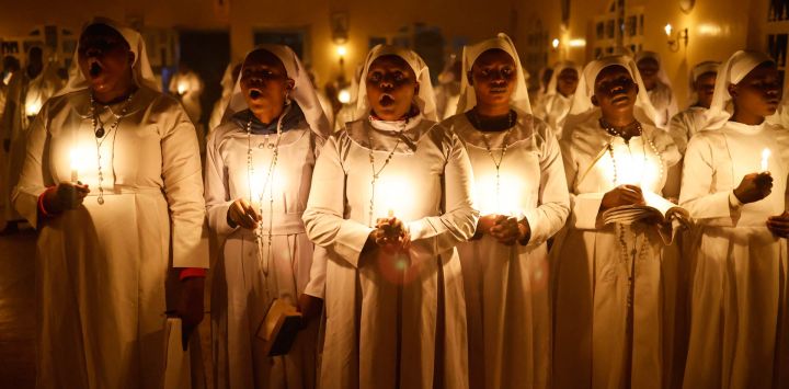 Los fieles de la Misión de la Iglesia Africana Legio María asisten a la misa de vigilia de Nochebuena en la parroquia de Santa Elena Mathare, en el asentamiento informal de Mathare en Nairobi, Kenia.