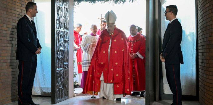 Esta fotografía tomada y distribuida por The Vatican Media muestra al Papa Francisco abriendo una Puerta Santa en la Penitenciaría de Rebibbia el día de San Esteban en Roma como parte del Año Jubilar Católico.