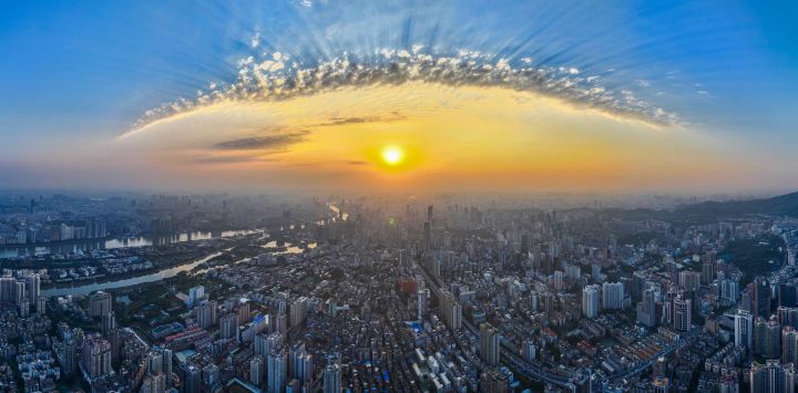 Vista aérea tomada con un dron de la ciudad al atardecer, en Guangzhou, en la provincia de Guangdong, en el sur de China.