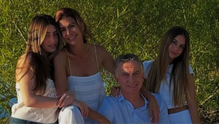 Los outfits boho chic de Juliana Awada y sus hijas para celebrar la Navidad