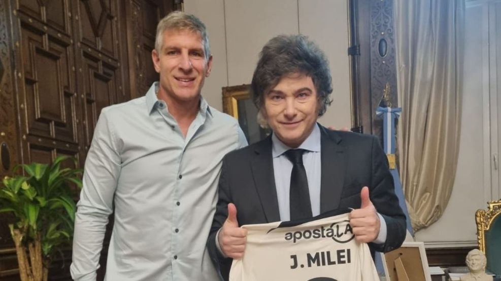 Javier Milei se reunió con Martín Palermo en la Casa Rosada y salieron a saludar desde el balcón