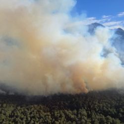 Las condiciones climáticas no ayudan a la extinción del fuego.