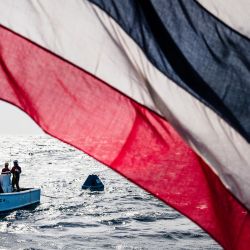 Esta foto muestra a la tripulación del barco SEAFDEC navegando en un bote auxiliar para llevar la boya de tsunami Thai 23461 de regreso al barco del Centro de Desarrollo Pesquero del Sudeste Asiático (SEAFDEC) en el mar de Andamán. | Foto:Chanakarn Laosarakham / AFP