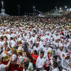 La gente participa en la celebración cultural y religiosa Marujada, una fiesta tradicional que rinde homenaje a San Benito en la ciudad de Bragança, estado de Pará, Brasil. | Foto:Anderson Coelho / AFP