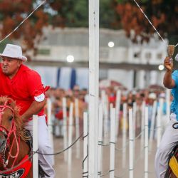 Los jinetes participan en la Cavalhada, una competencia entre jinetes que intentan introducir una flecha de madera a través de anillos suspendidos, como parte de la Marujada, una fiesta tradicional que rinde homenaje a San Benito en Braganca, Estado de Pará, Brasil. | Foto:Anderson Coelho / AFP