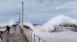 Las olas en Perú fueron enormes, obligaron a cerrar puertos y provocaron serios daños.