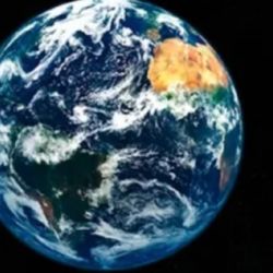 Su masa es entre 5 a 10 veces la de la Tierra.