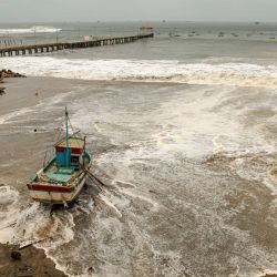 Barcos pesqueros varados por fuertes olas en Lobitos, provincia de Talara, Perú elevó a 91 el número de puertos cerrados, de un total de 121, y restringió el acceso a playas recreativas debido a que fuertes olas azotaron la costa norte y central del país, informaron las autoridades. | Foto:EMI KOCH / AFP