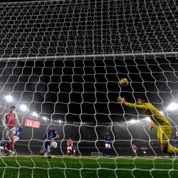El centrocampista alemán del Arsenal, Kai Havertz, marca el primer gol del equipo durante el partido de fútbol de la Premier League inglesa entre el Arsenal y el Ipswich Town en el Emirates Stadium en Londres. | Foto:Glyn Kirk / AFP