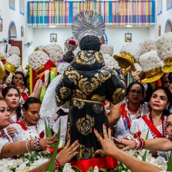 Las mujeres tocan la imagen de San Benito mientras participan en la Marujada en Bragança, estado de Pará, Brasil. Patrimonio cultural de Brasil, la Marujada es una fiesta religiosa tradicional de nueve días que rinde homenaje a San Benito, el "santo negro". | Foto:Anderson Coelho / AFP
