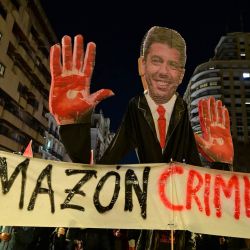 Los manifestantes sostienen una efigie de Carlos Mazón mientras marchan para exigir la dimisión del presidente regional valenciano por su gestión de las inundaciones de octubre, en Valencia, España. | Foto:Jose Jordan / AFP