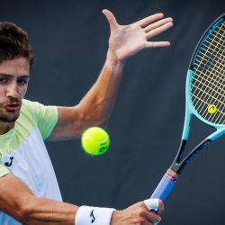 Mariani Navone de Argentina devuelve la pelota durante el partido individual masculino contra Nicolás Jarry de Chile en el torneo internacional de tenis de Brisbane en el Patrick Rafter Tennis Centre, Brisbane. | Foto:PATRICK HAMILTON / AFP