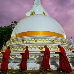 Monjes budistas con lámparas de aceite rodean una estupa durante una ceremonia conmemorativa para las víctimas del desastre del tsunami de 2004, que marca su 20º aniversario en el Monasterio Budista Mahamevnawa en Galle. | Foto:ISHARA S. KODIKARA / AFP