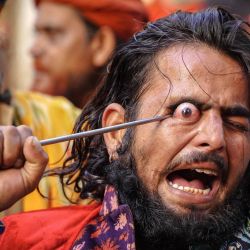 Un devoto musulmán realiza una acrobacia durante una procesión religiosa como parte del festival anual Urs en el santuario del santo sufí Khwaja Moinuddin Chishti en Ajmer. | Foto:Himanshu Sharma / AFP