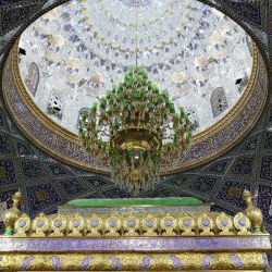 Una imagen muestra una lámpara de araña en la mezquita Sayyidah Ruqayya, la hija del nieto del profeta Mahoma, el imán Hussein, en Damasco. | Foto:ANWAR AMRO / AFP