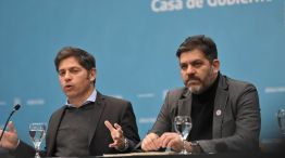 El gobernador bonaerense Axel Kicillof y el ministro de Gobierno Carlos Bianco